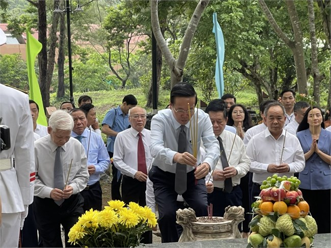 THỜI SỰ 12H TRƯA 19/7/2023: Chủ tịch nước Võ Văn Thưởng viếng, dự Lễ giỗ các Anh hùng liệt sĩ tại Nghĩa trang Hàng Dương, Côn Đảo.